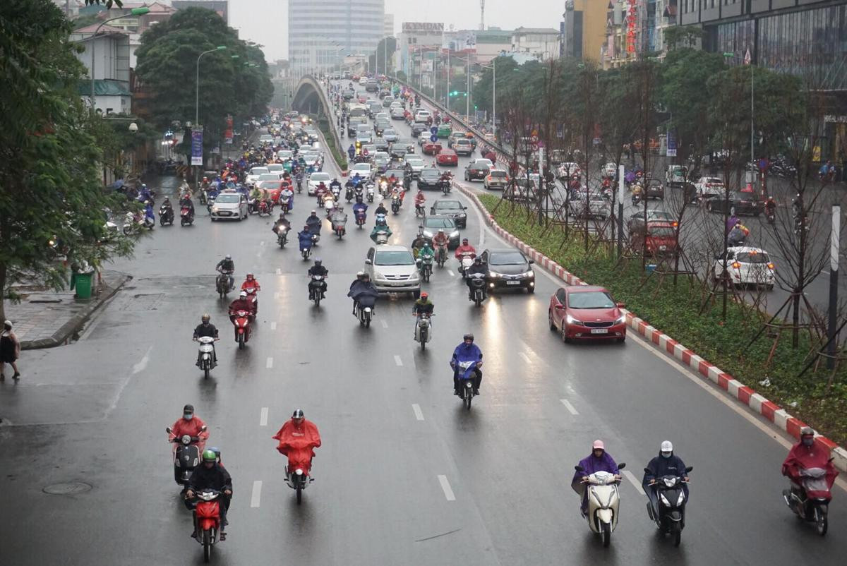 Người Hà Nội đội mưa, chen chúc trên nhiều tuyến phố trong ngày đi làm đầu tiên sau nghỉ Tết Ảnh 1