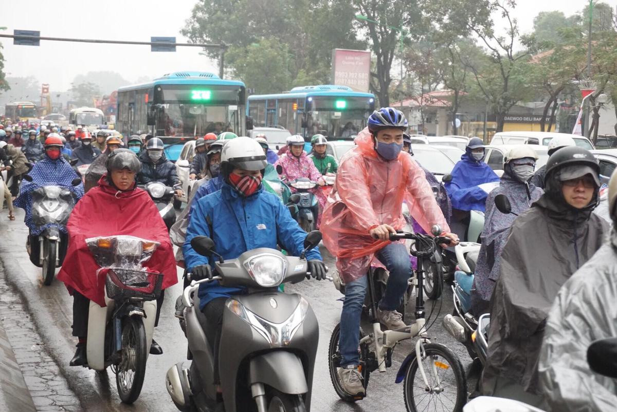 Người Hà Nội đội mưa, chen chúc trên nhiều tuyến phố trong ngày đi làm đầu tiên sau nghỉ Tết Ảnh 8