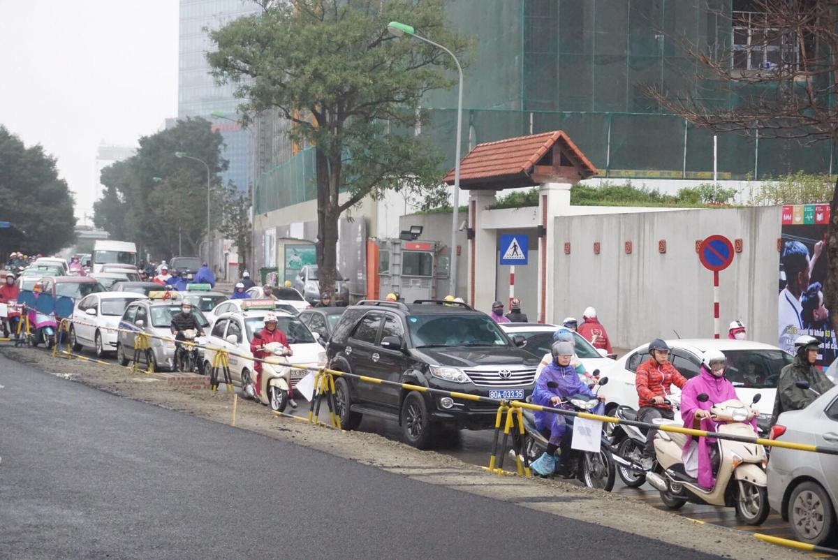 Người Hà Nội đội mưa, chen chúc trên nhiều tuyến phố trong ngày đi làm đầu tiên sau nghỉ Tết Ảnh 7