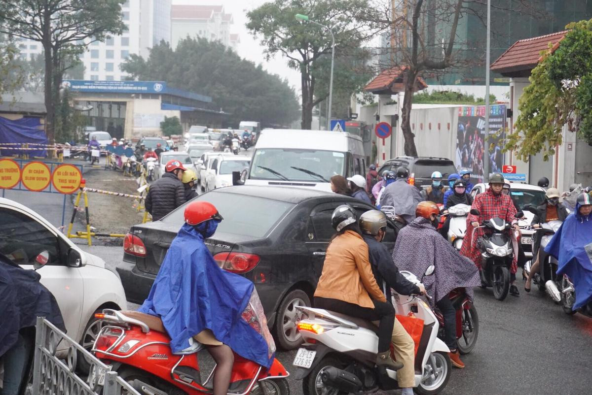 Người Hà Nội đội mưa, chen chúc trên nhiều tuyến phố trong ngày đi làm đầu tiên sau nghỉ Tết Ảnh 6