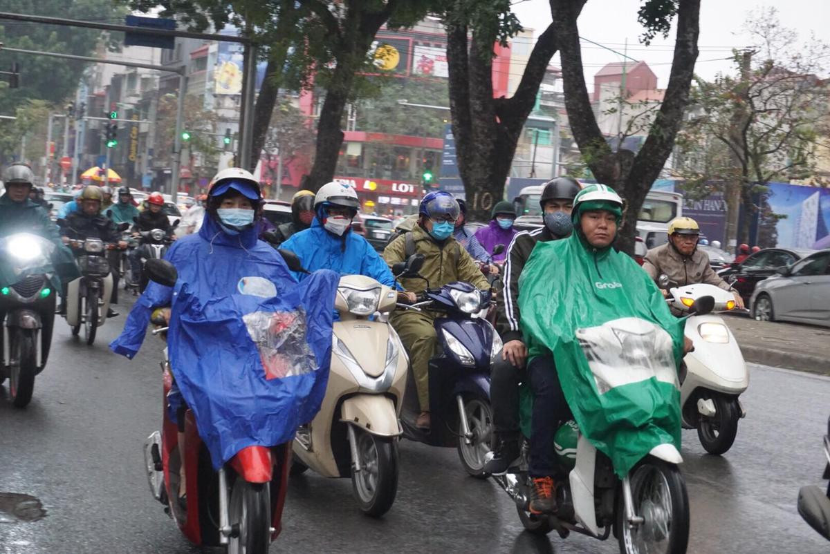 Người Hà Nội đội mưa, chen chúc trên nhiều tuyến phố trong ngày đi làm đầu tiên sau nghỉ Tết Ảnh 5