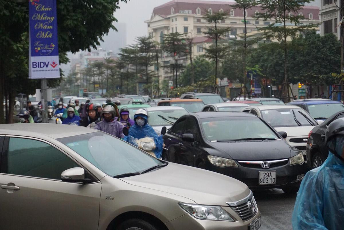 Người Hà Nội đội mưa, chen chúc trên nhiều tuyến phố trong ngày đi làm đầu tiên sau nghỉ Tết Ảnh 11