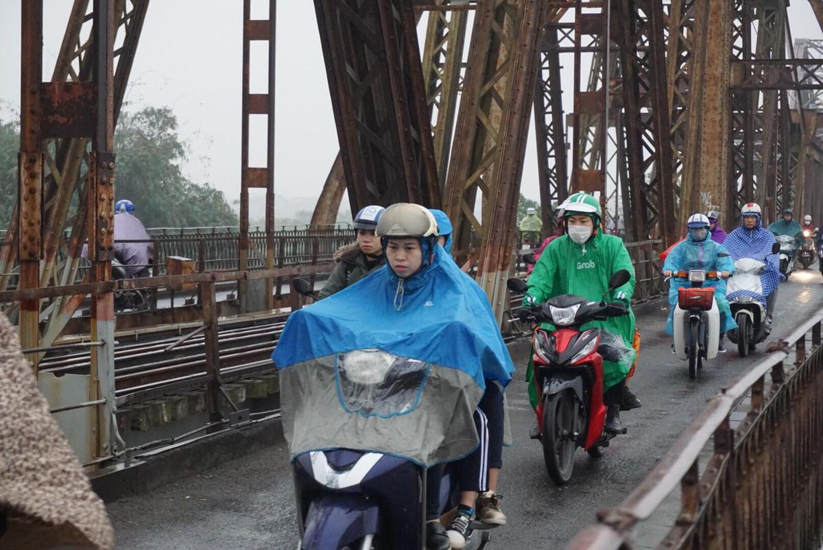 Người Hà Nội đội mưa, chen chúc trên nhiều tuyến phố trong ngày đi làm đầu tiên sau nghỉ Tết Ảnh 3