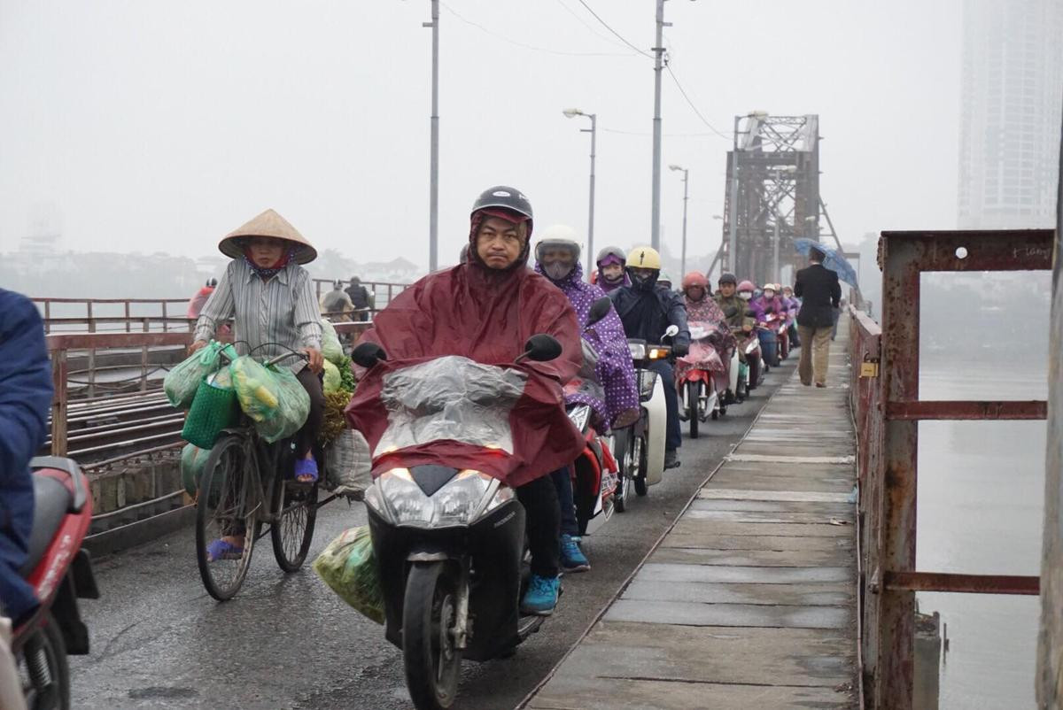 Người Hà Nội đội mưa, chen chúc trên nhiều tuyến phố trong ngày đi làm đầu tiên sau nghỉ Tết Ảnh 2