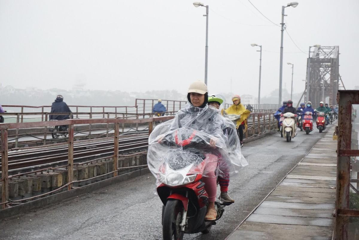 Người Hà Nội đội mưa, chen chúc trên nhiều tuyến phố trong ngày đi làm đầu tiên sau nghỉ Tết Ảnh 4