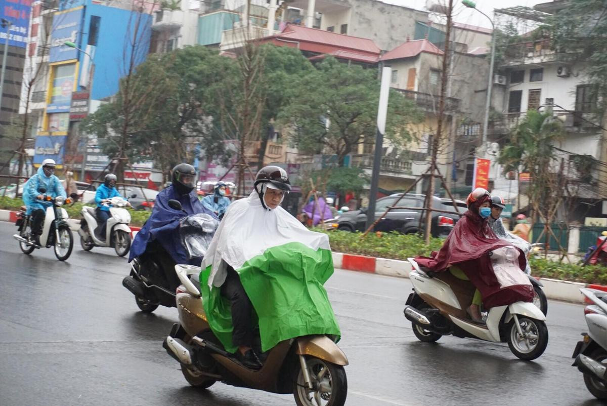 Người Hà Nội đội mưa, chen chúc trên nhiều tuyến phố trong ngày đi làm đầu tiên sau nghỉ Tết Ảnh 10