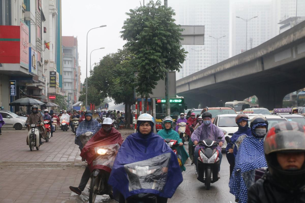 Người Hà Nội đội mưa, chen chúc trên nhiều tuyến phố trong ngày đi làm đầu tiên sau nghỉ Tết Ảnh 14