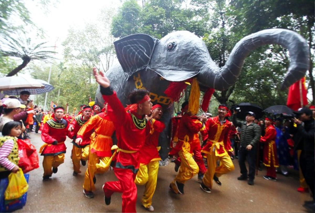 Hội Gióng phát hơn 15.000 cành lộc, 'tung' hàng chục bảo vệ vây kín Tướng bà 9 tuổi để ngăn chặn 'nạn' tranh cướp Ảnh 8