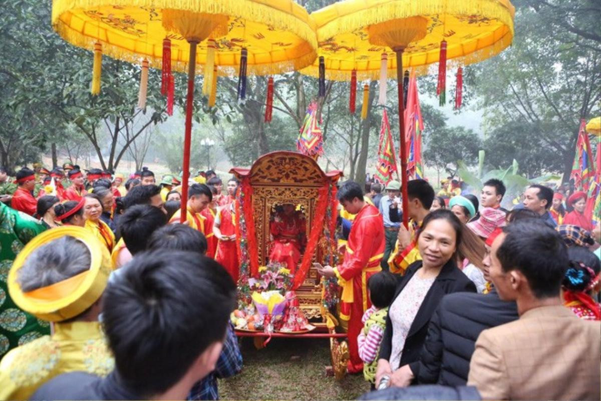 Hội Gióng phát hơn 15.000 cành lộc, 'tung' hàng chục bảo vệ vây kín Tướng bà 9 tuổi để ngăn chặn 'nạn' tranh cướp Ảnh 4