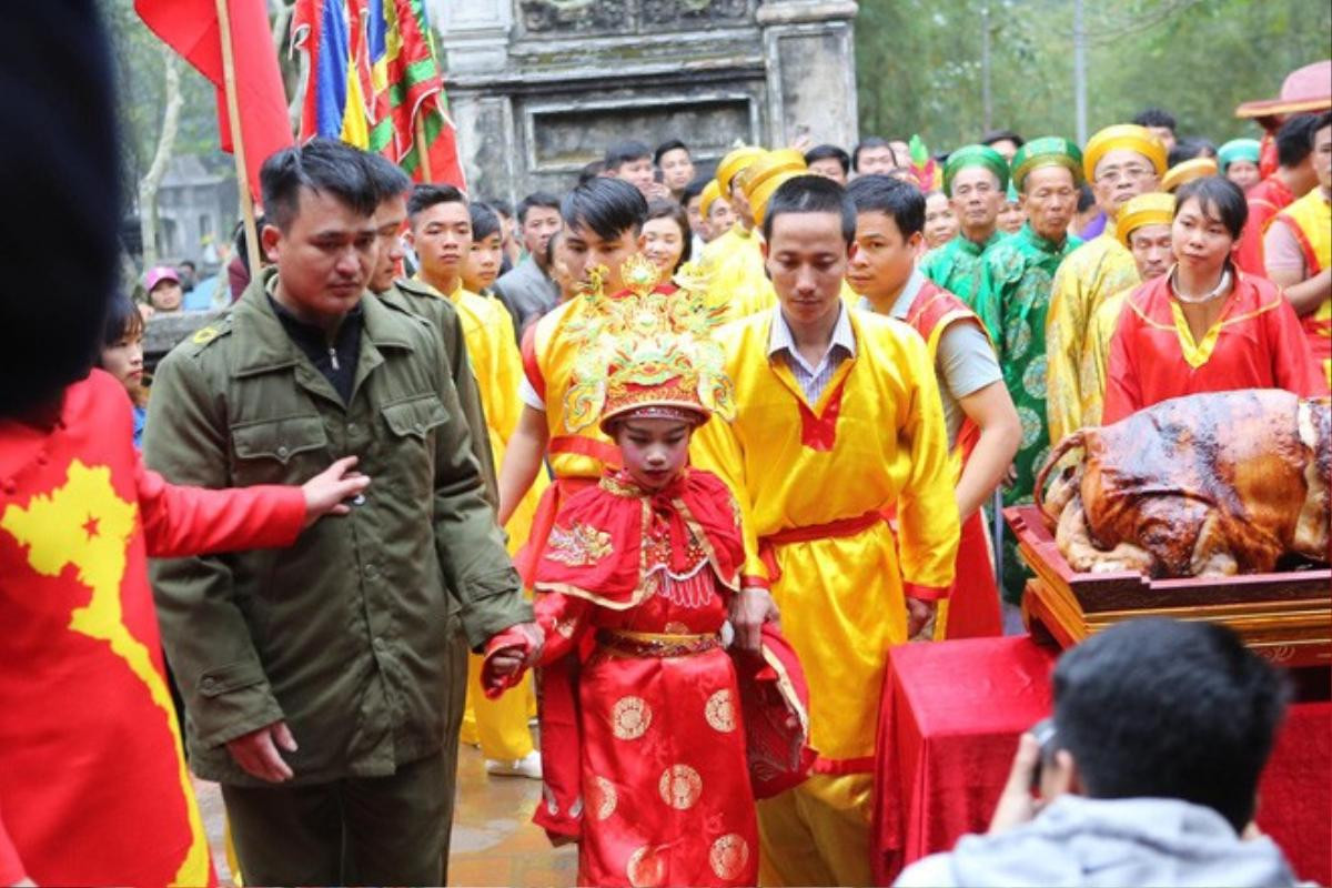 Hội Gióng phát hơn 15.000 cành lộc, 'tung' hàng chục bảo vệ vây kín Tướng bà 9 tuổi để ngăn chặn 'nạn' tranh cướp Ảnh 5