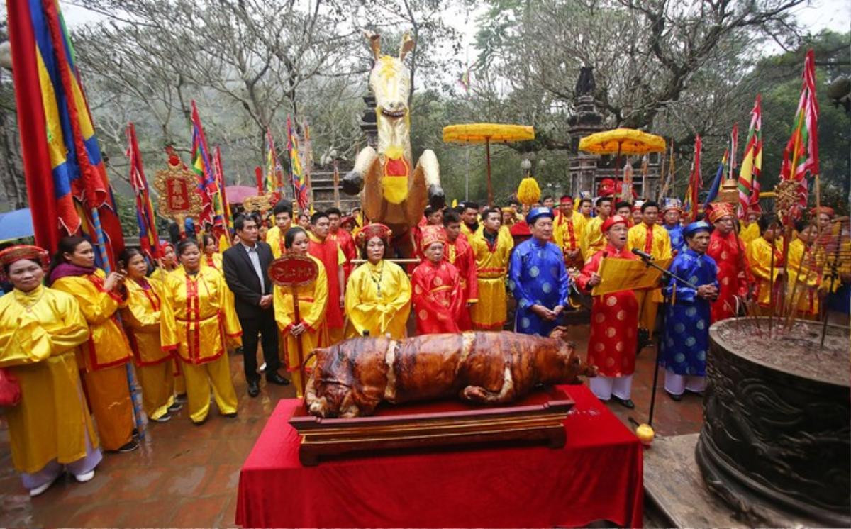 Hội Gióng phát hơn 15.000 cành lộc, 'tung' hàng chục bảo vệ vây kín Tướng bà 9 tuổi để ngăn chặn 'nạn' tranh cướp Ảnh 7