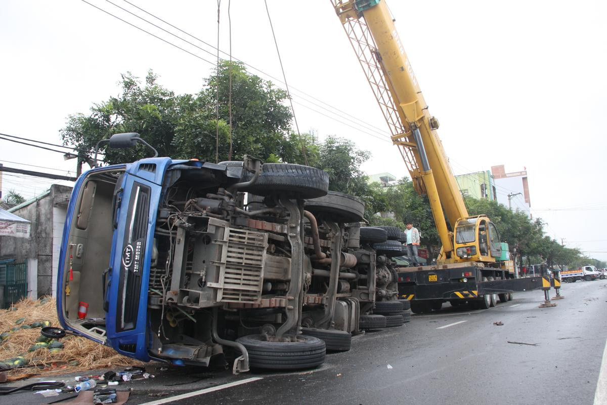 Tài xế ngủ gật, xe tải chở dưa hấu bị lật giữa đường ngày đầu năm Ảnh 1