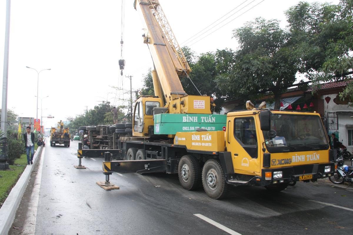 Tài xế ngủ gật, xe tải chở dưa hấu bị lật giữa đường ngày đầu năm Ảnh 3