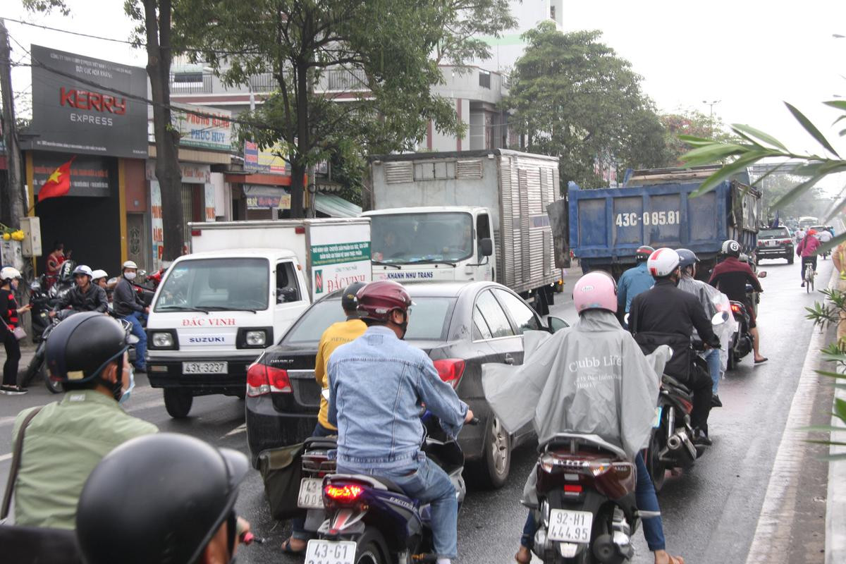 Tài xế ngủ gật, xe tải chở dưa hấu bị lật giữa đường ngày đầu năm Ảnh 2