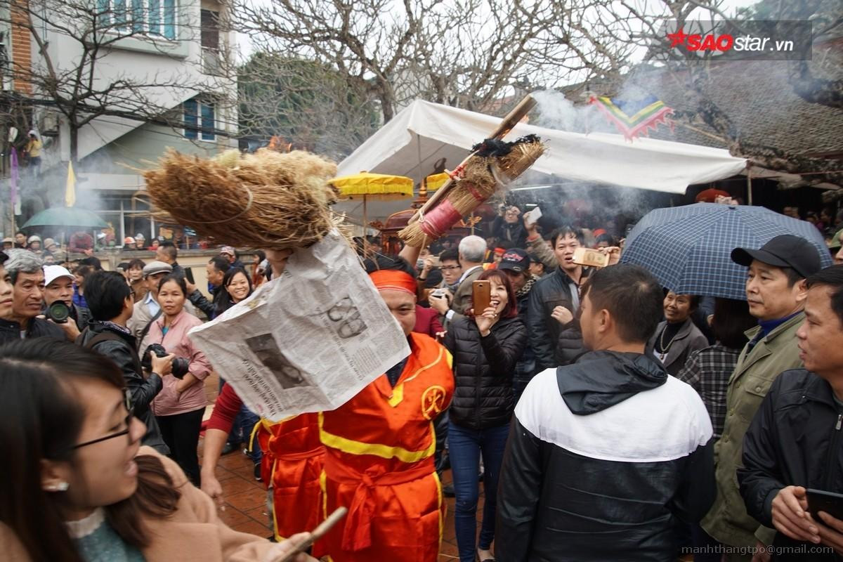 Thanh niên trai tráng thi nhau giã gạo, đốt lửa thổi cơm giữa sân đình Ảnh 3