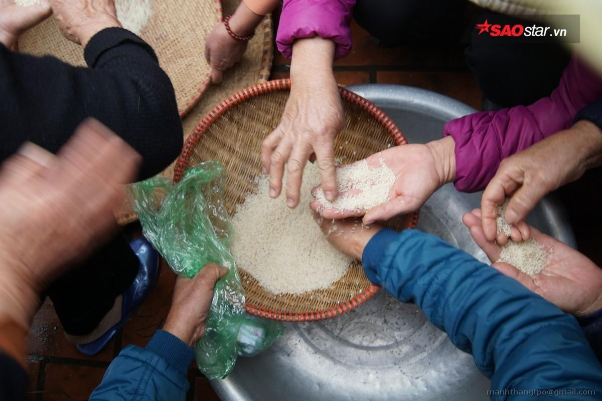 Thanh niên trai tráng thi nhau giã gạo, đốt lửa thổi cơm giữa sân đình Ảnh 8