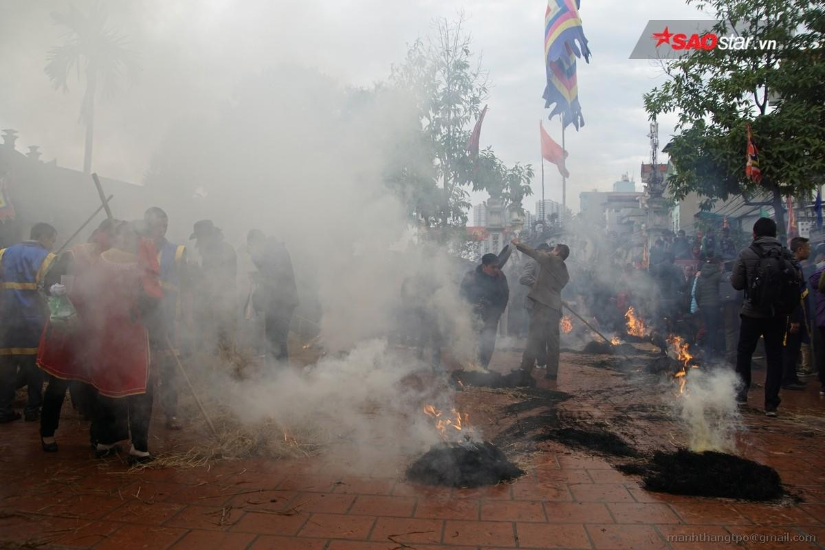 Thanh niên trai tráng thi nhau giã gạo, đốt lửa thổi cơm giữa sân đình Ảnh 11