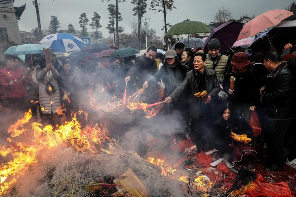 Ngày Thần Tài ở Trung Quốc: Người chen chân trong hương khói, kẻ tranh nhau sờ đĩnh vàng lấy may Ảnh 3