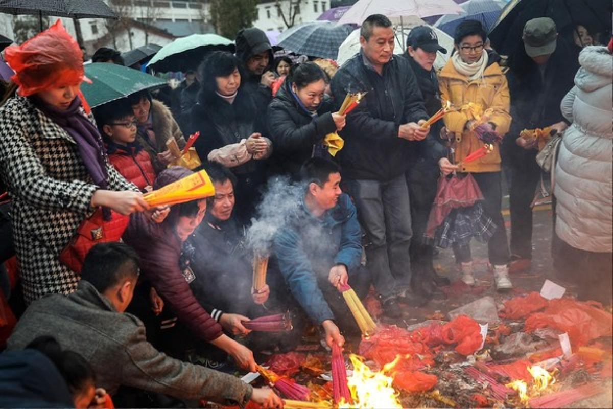 Ngày Thần Tài ở Trung Quốc: Người chen chân trong hương khói, kẻ tranh nhau sờ đĩnh vàng lấy may Ảnh 6