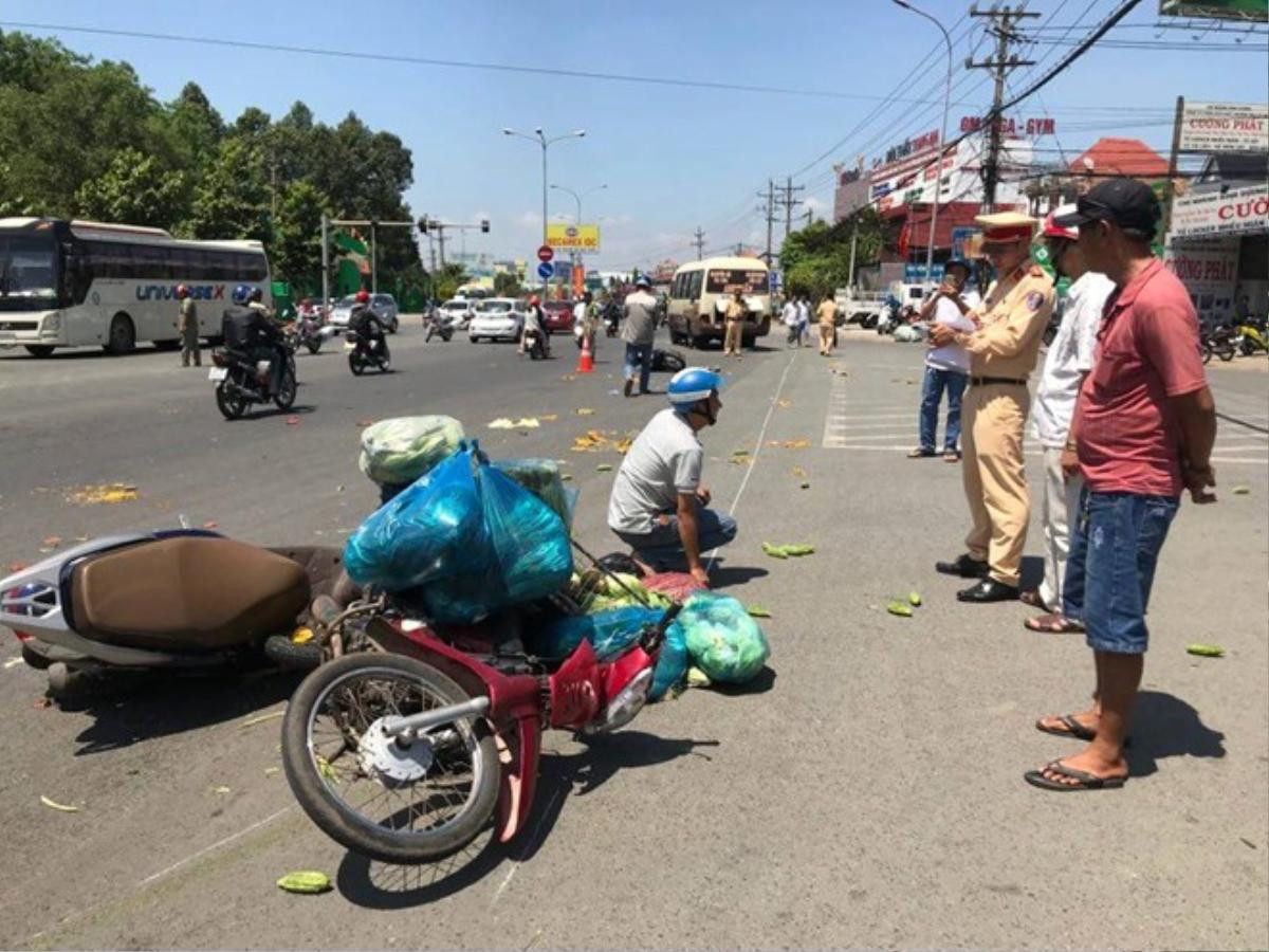 6 người đi xe máy dừng đèn đỏ bị ô tô khách hất văng và cuốn vào gầm Ảnh 1