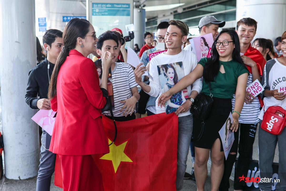 Hương Giang Idol mang hơn 100 kg hành lý lên đường 'chinh chiến' tại Hoa hậu Chuyển giới Quốc tế Ảnh 2