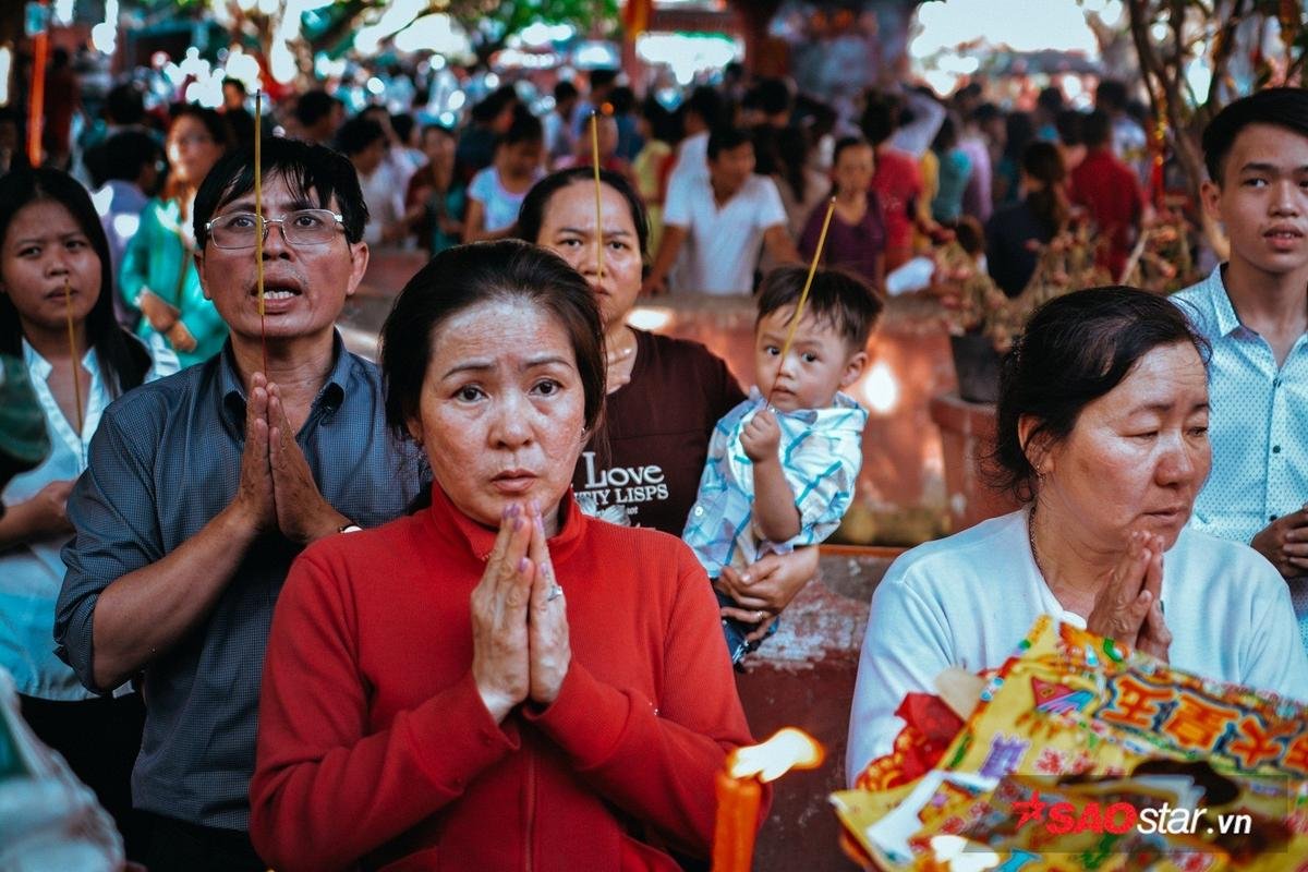 Vật vã dưới cái nóng 34 độ, nghìn người chen chân đến chùa Ngọc Hoàng trong ngày cúng chư thiên Ảnh 8