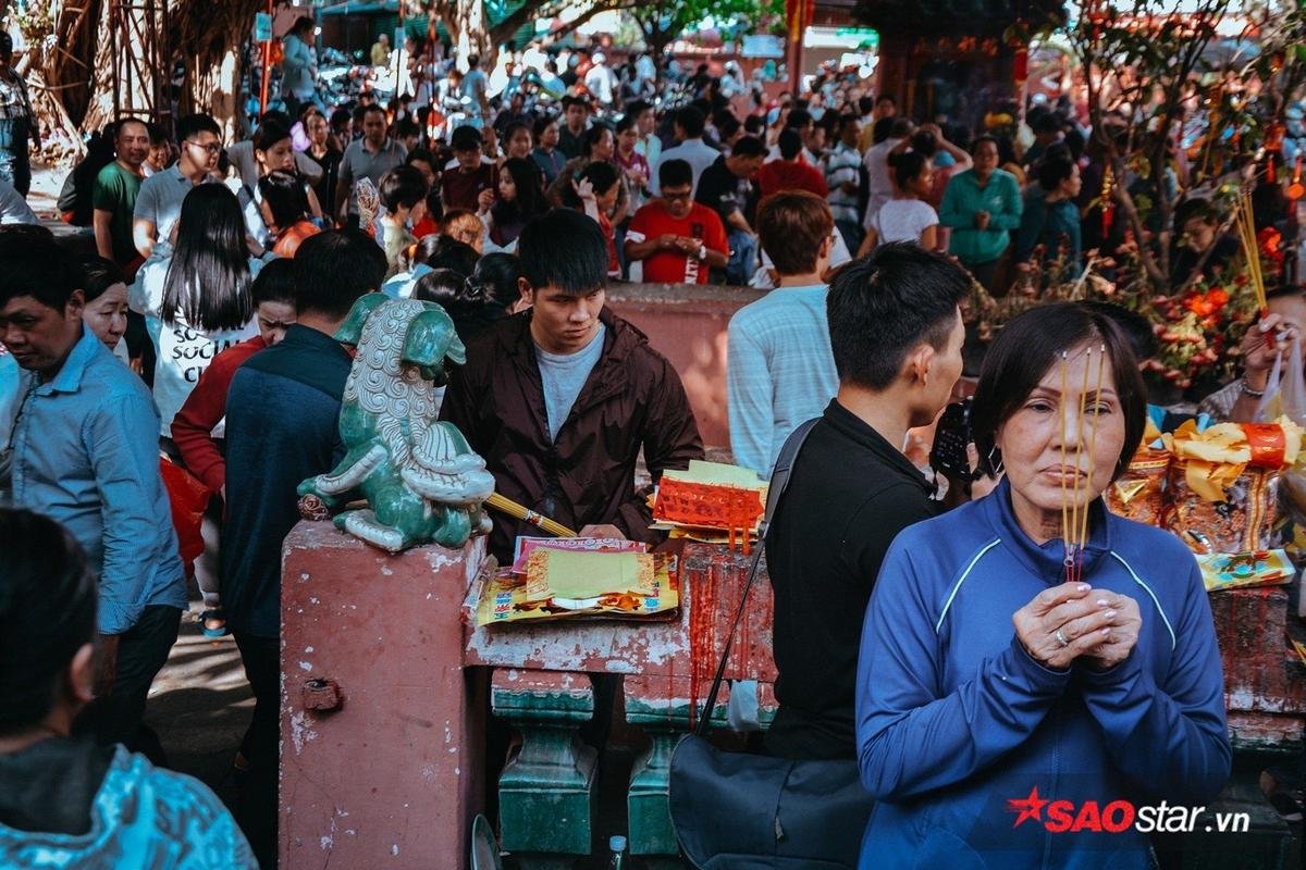 Vật vã dưới cái nóng 34 độ, nghìn người chen chân đến chùa Ngọc Hoàng trong ngày cúng chư thiên Ảnh 6