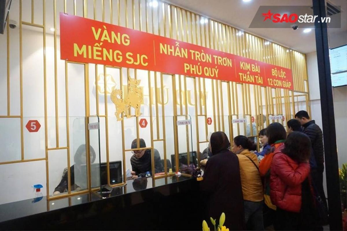 Ngày vía Thần Tài: Đội mưa, xếp hàng từ 5h sáng rồi chen chân đến 'bẹp ruột' chờ mua vàng cầu may Ảnh 12