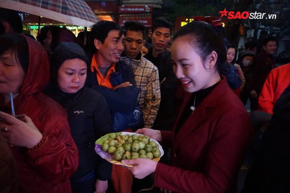 Ngày vía Thần Tài: Đội mưa, xếp hàng từ 5h sáng rồi chen chân đến 'bẹp ruột' chờ mua vàng cầu may Ảnh 15