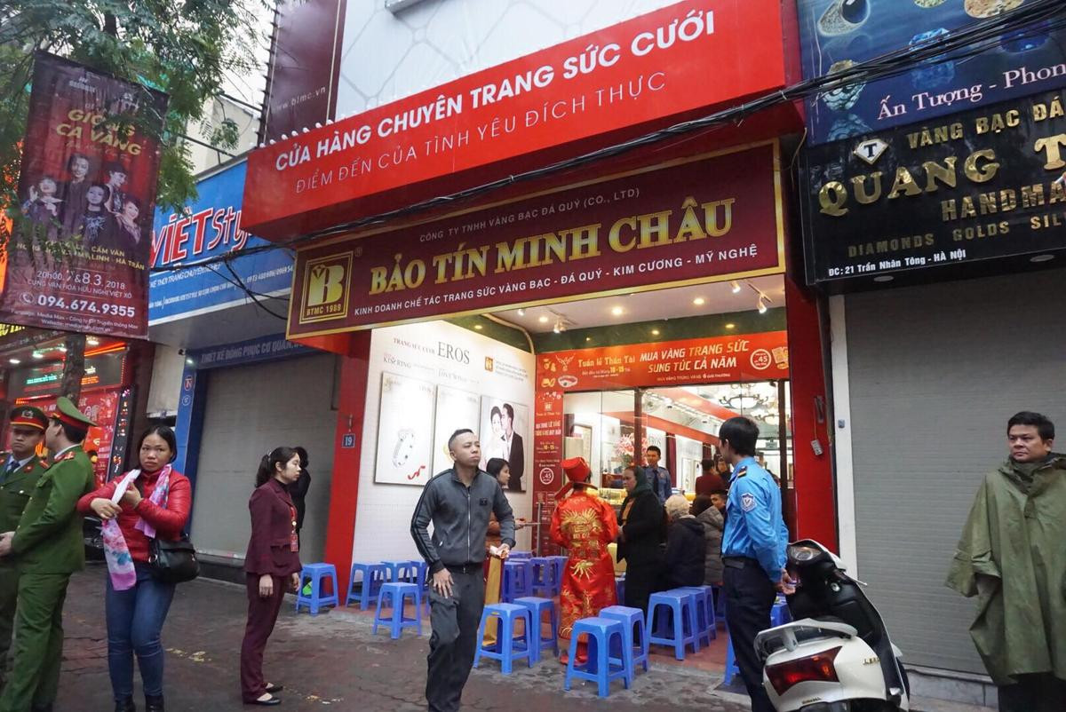 Cùng thương hiệu, cùng con phố, tiệm chen lấn xô đẩy, tiệm đìu hiu ngày Vía Thần tài Ảnh 8