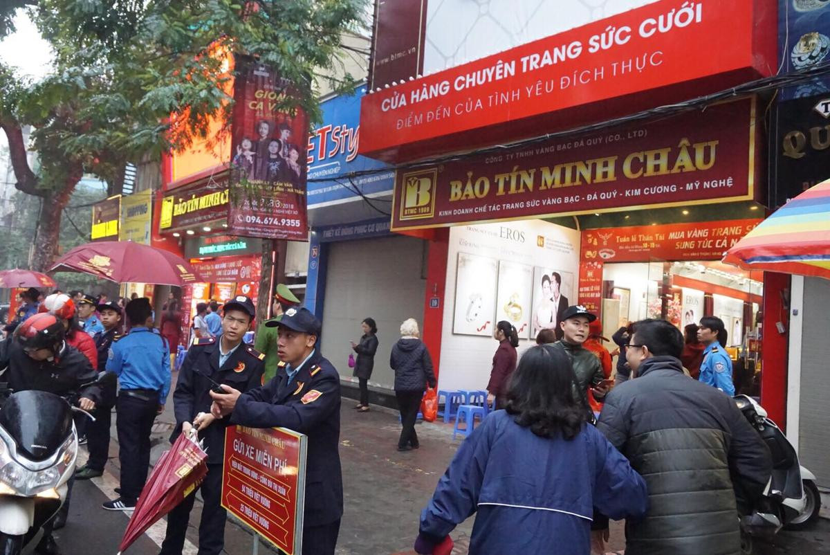 Cùng thương hiệu, cùng con phố, tiệm chen lấn xô đẩy, tiệm đìu hiu ngày Vía Thần tài Ảnh 5