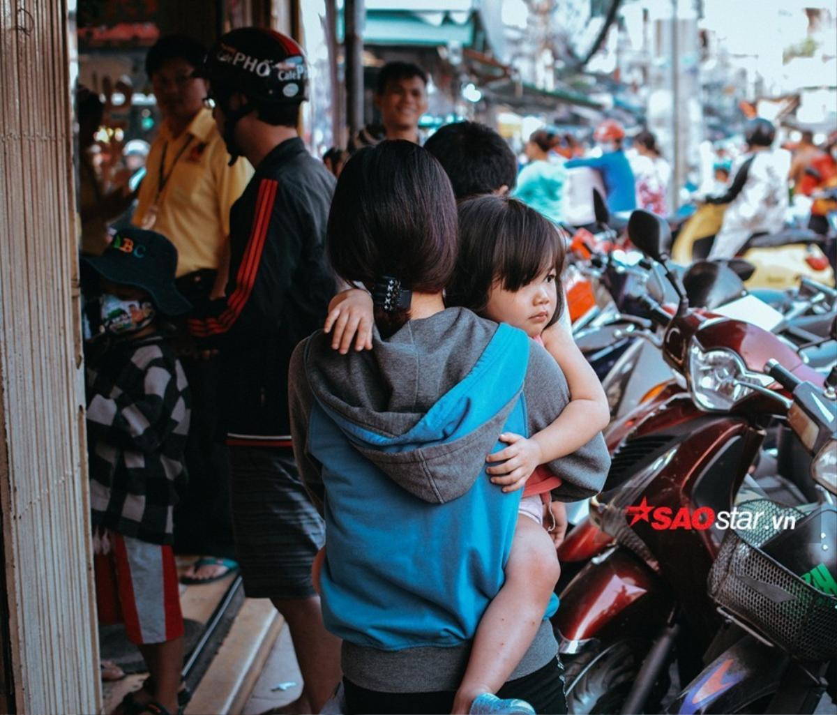 Bế con, ôm theo cả chó cưng chen nhau 'săn' vàng cầu may trong ngày vía Thần Tài Ảnh 6