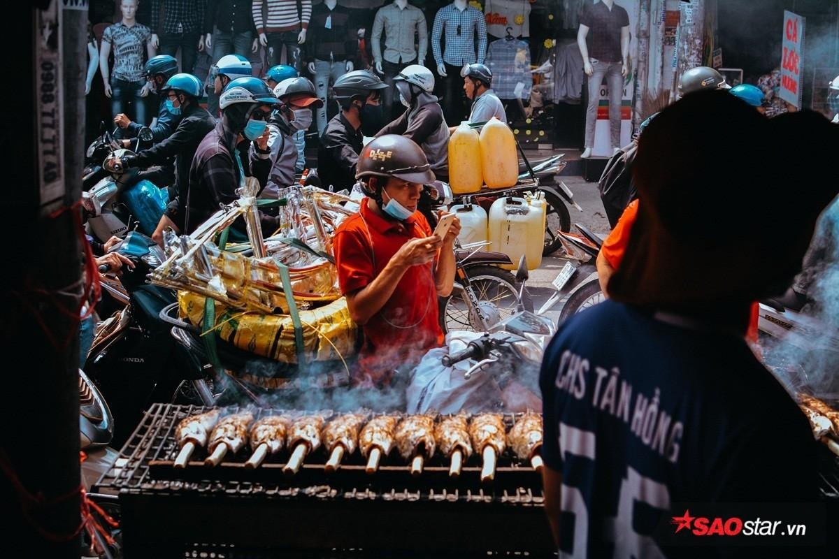 Phố cá lóc hút khách, hơn 1.000 con bán hết vèo trong buổi sáng vía Thần Tài Ảnh 11