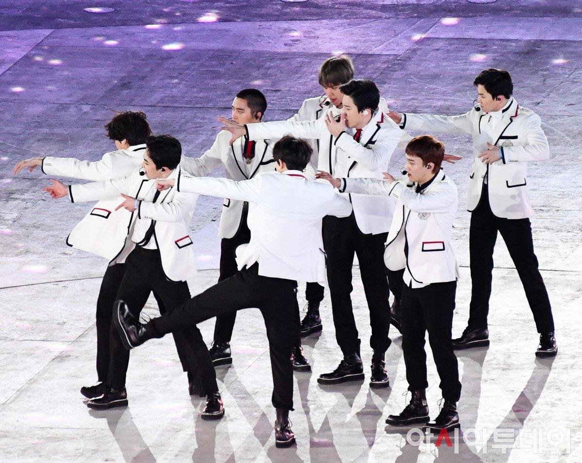 Chùm ảnh sân khấu lịch sử của EXO tại bế mạc Olympic: Có thể 'vi diệu' thế này sao! Ảnh 7