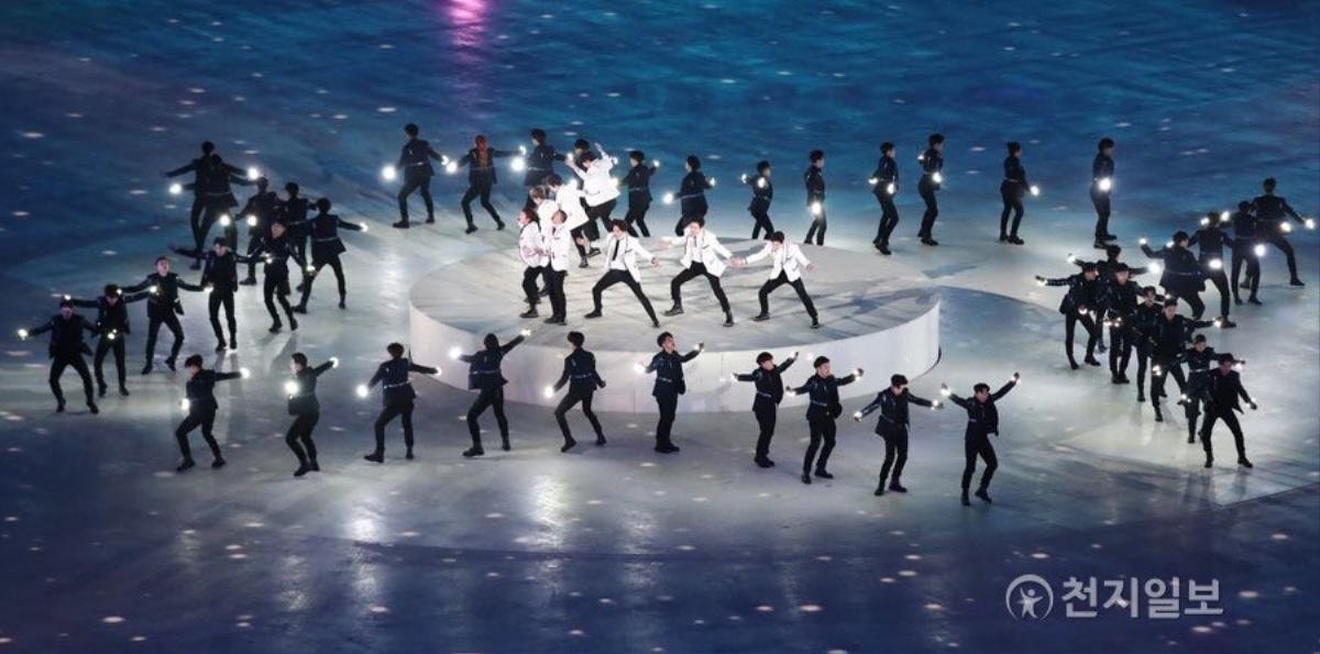 Chùm ảnh sân khấu lịch sử của EXO tại bế mạc Olympic: Có thể 'vi diệu' thế này sao! Ảnh 8