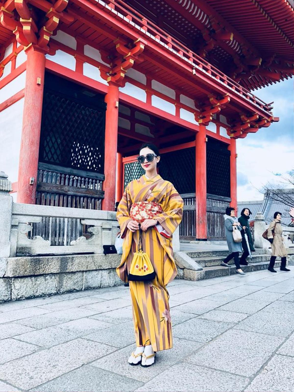 'Thánh đụng hàng' Hà Thu khoe street style lạ lẫm với kimono ở Nhật Bản Ảnh 1