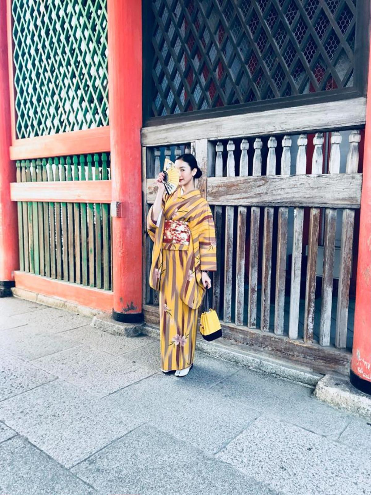 'Thánh đụng hàng' Hà Thu khoe street style lạ lẫm với kimono ở Nhật Bản Ảnh 2