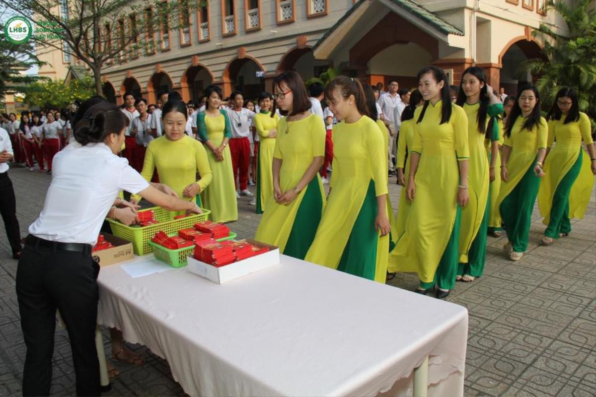 'Thầy hiệu trưởng nhà người ta' mừng tuổi cho 5.000 sinh viên mỗi người 20 nghìn đồng Ảnh 2