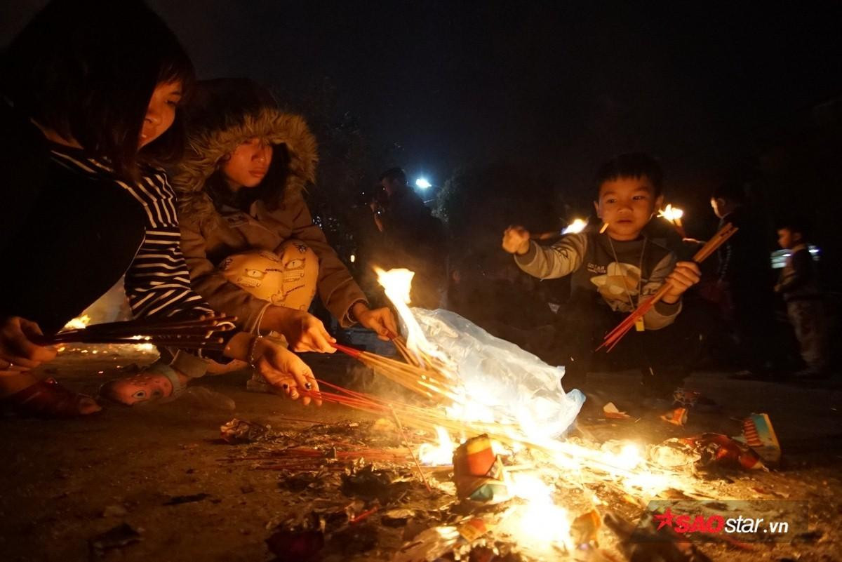 Bất chấp mưa rét, hàng trăm người vẫn xin và rước lửa về nhà ngay trong đêm để lấy hên Ảnh 8