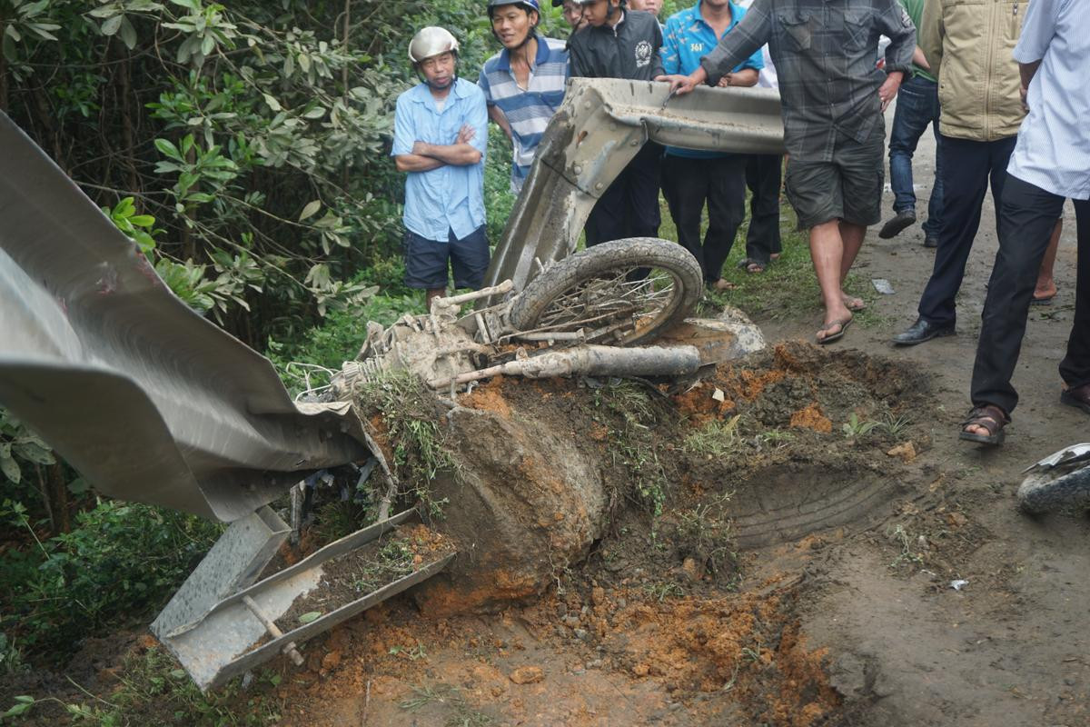 Xe máy va chạm kinh hoàng với ô tô tải, 1 người chết, giao thông ách tắc nghiêm trọng Ảnh 2