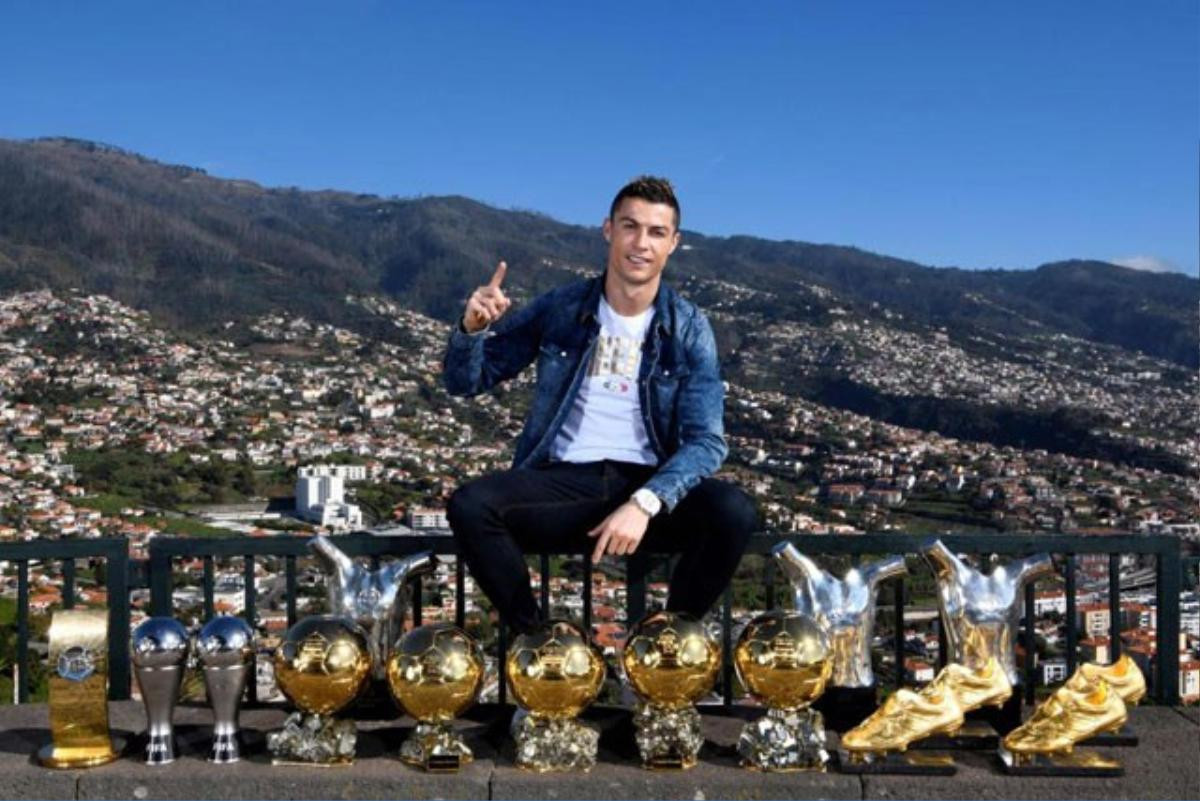 Ronaldo gây sốc khi tiết lộ anh thích soi gương và cảm thấy tự hào về bản thân Ảnh 2