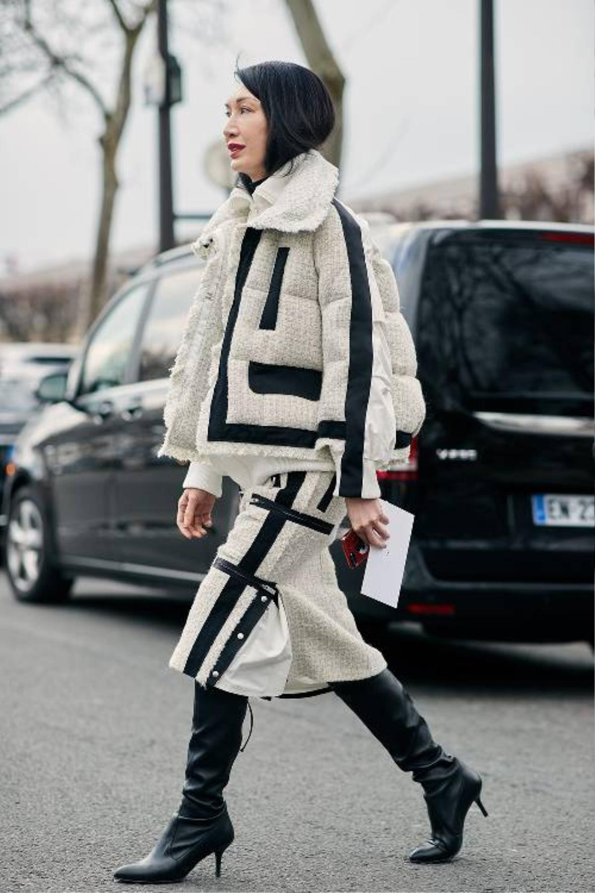 Áo khoác dáng dài, váy quét đất bắt tay nhau 'oanh tạc' street style Paris FW Ảnh 5