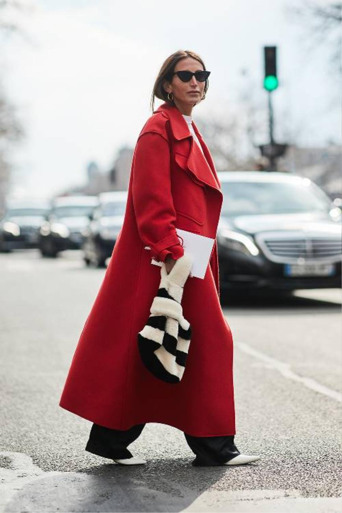 Áo khoác dáng dài, váy quét đất bắt tay nhau 'oanh tạc' street style Paris FW Ảnh 4