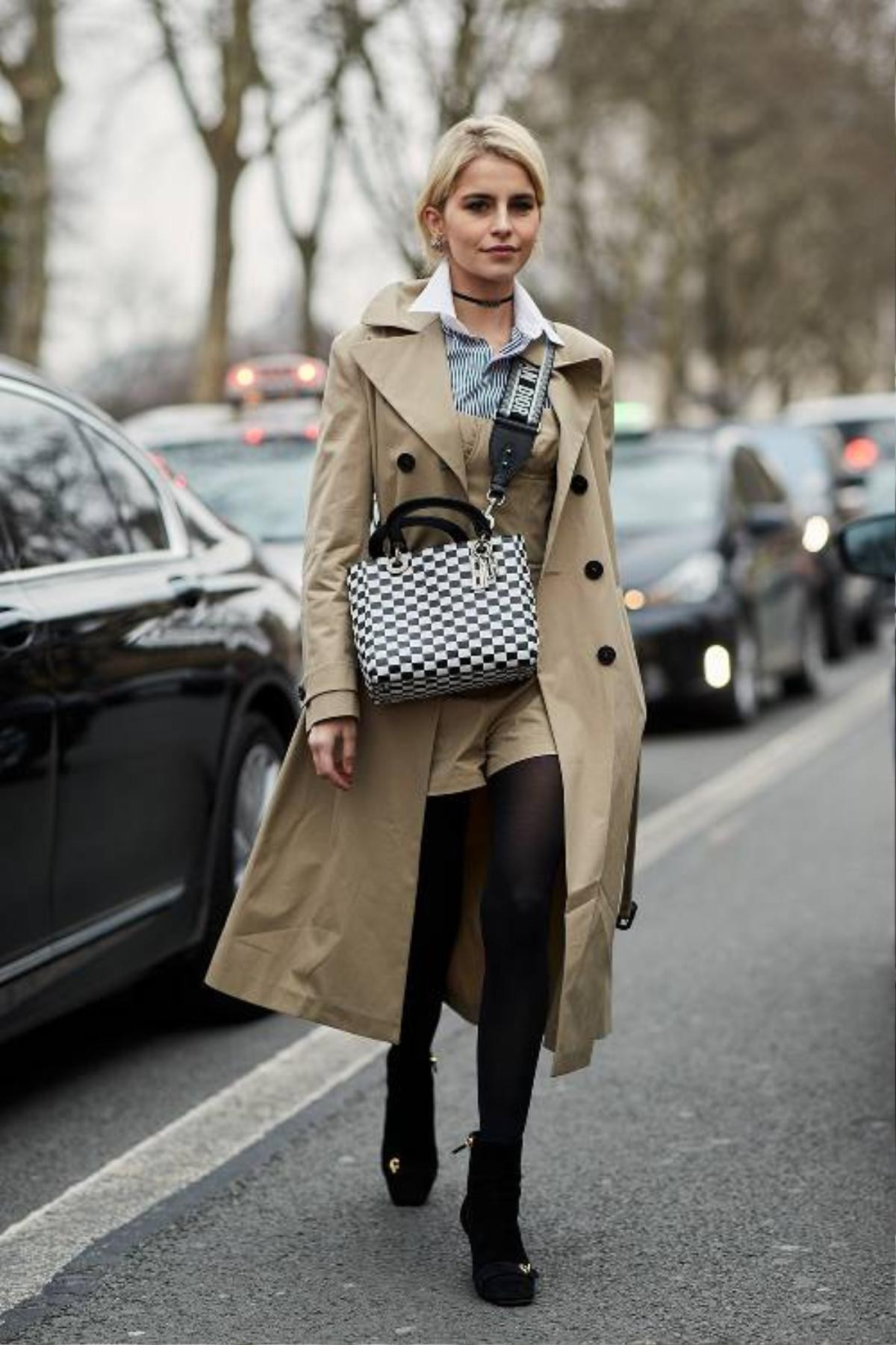 Áo khoác dáng dài, váy quét đất bắt tay nhau 'oanh tạc' street style Paris FW Ảnh 3