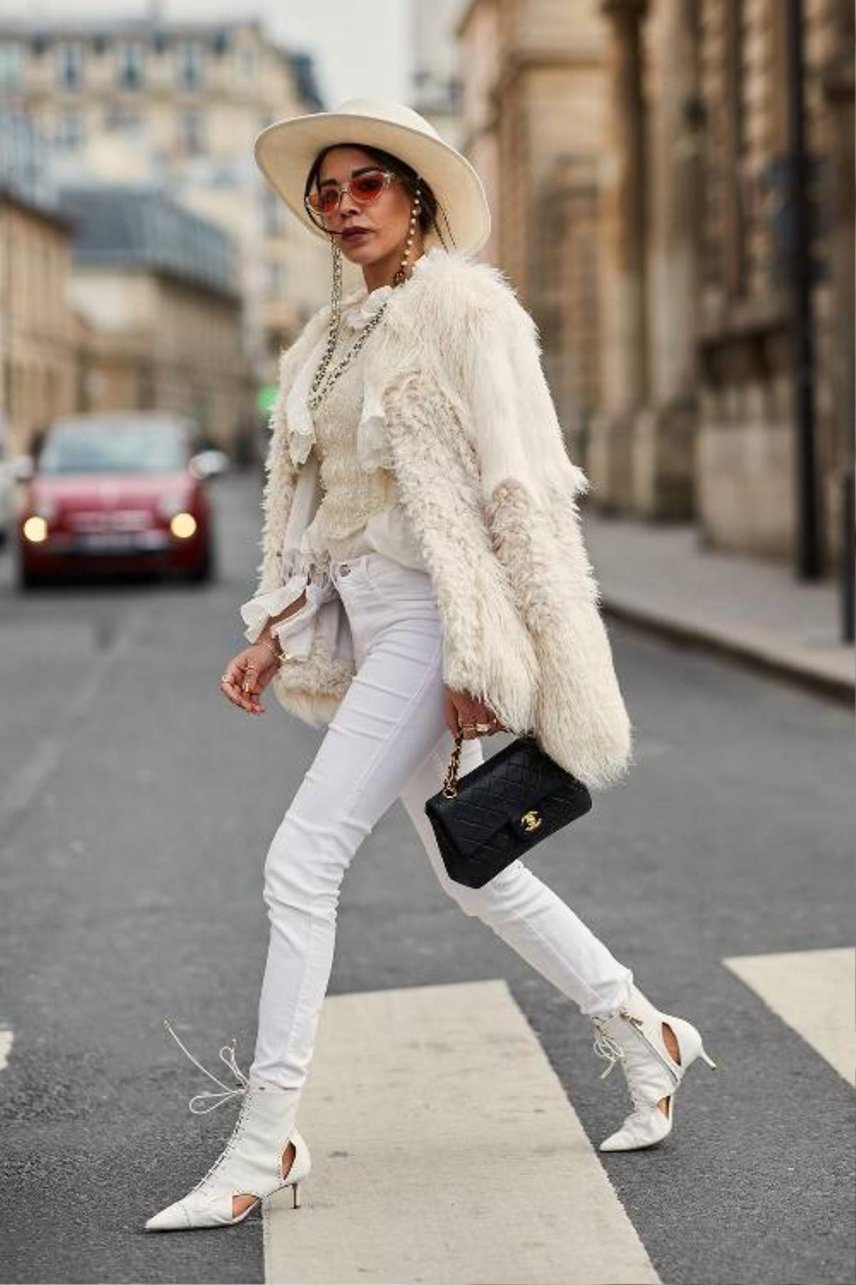 Áo khoác dáng dài, váy quét đất bắt tay nhau 'oanh tạc' street style Paris FW Ảnh 14