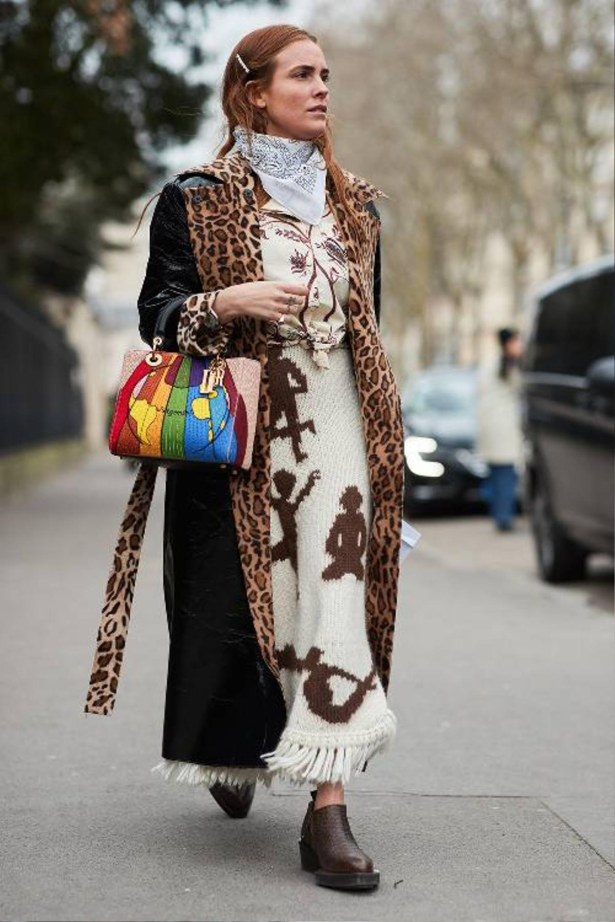 Áo khoác dáng dài, váy quét đất bắt tay nhau 'oanh tạc' street style Paris FW Ảnh 10