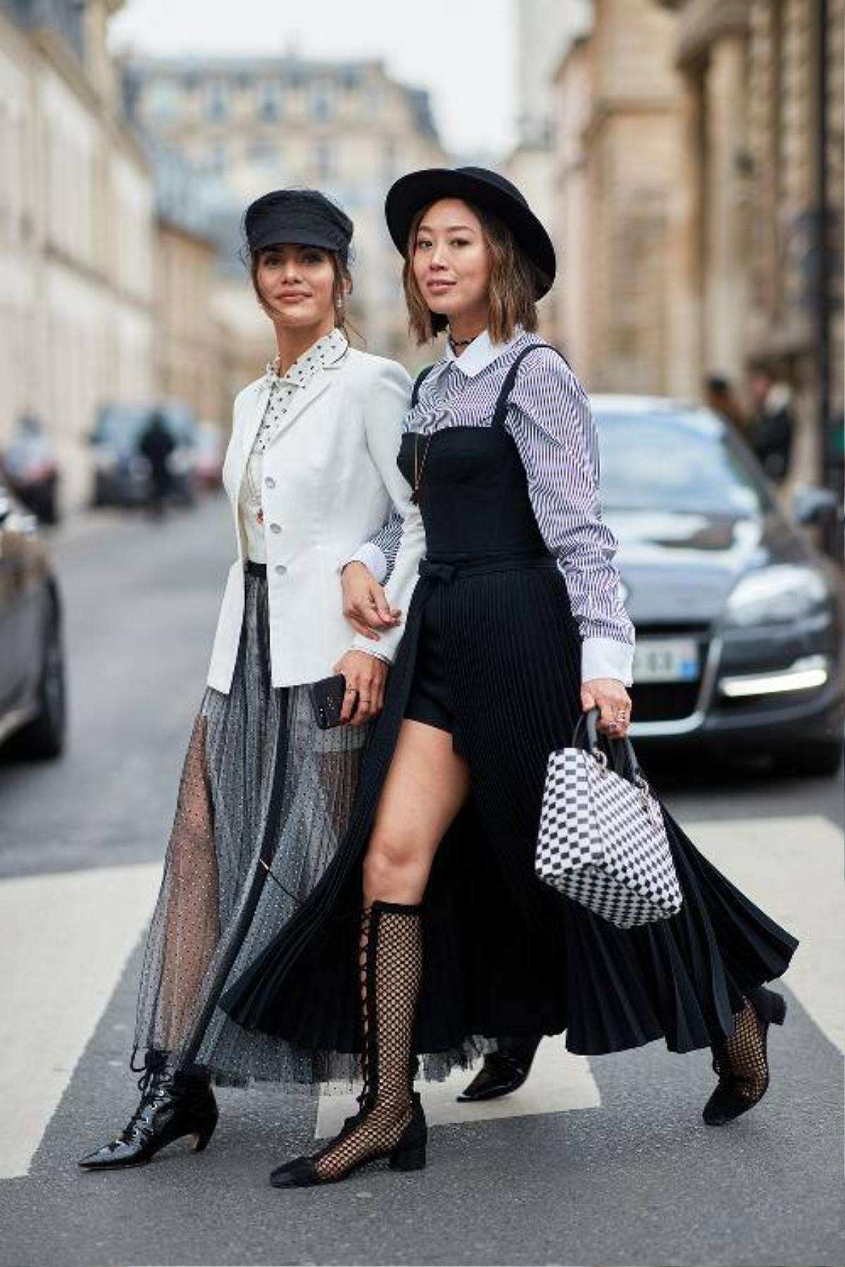 Áo khoác dáng dài, váy quét đất bắt tay nhau 'oanh tạc' street style Paris FW Ảnh 8