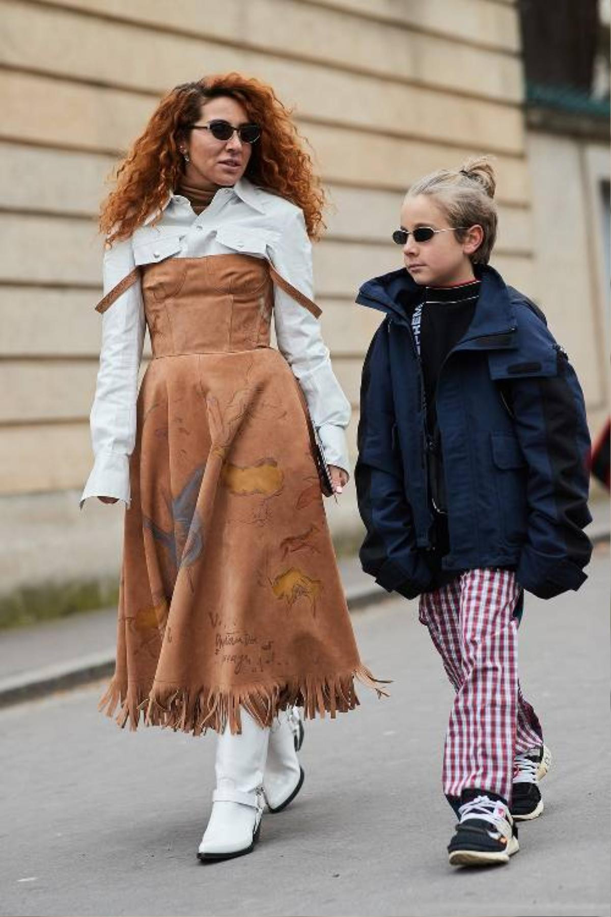 Áo khoác dáng dài, váy quét đất bắt tay nhau 'oanh tạc' street style Paris FW Ảnh 12