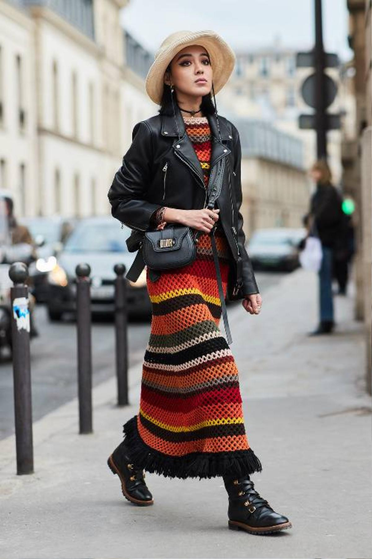 Áo khoác dáng dài, váy quét đất bắt tay nhau 'oanh tạc' street style Paris FW Ảnh 11