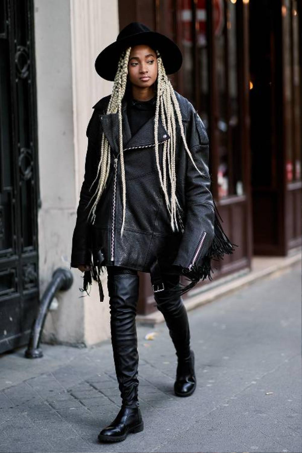 Áo khoác dáng dài, váy quét đất bắt tay nhau 'oanh tạc' street style Paris FW Ảnh 15